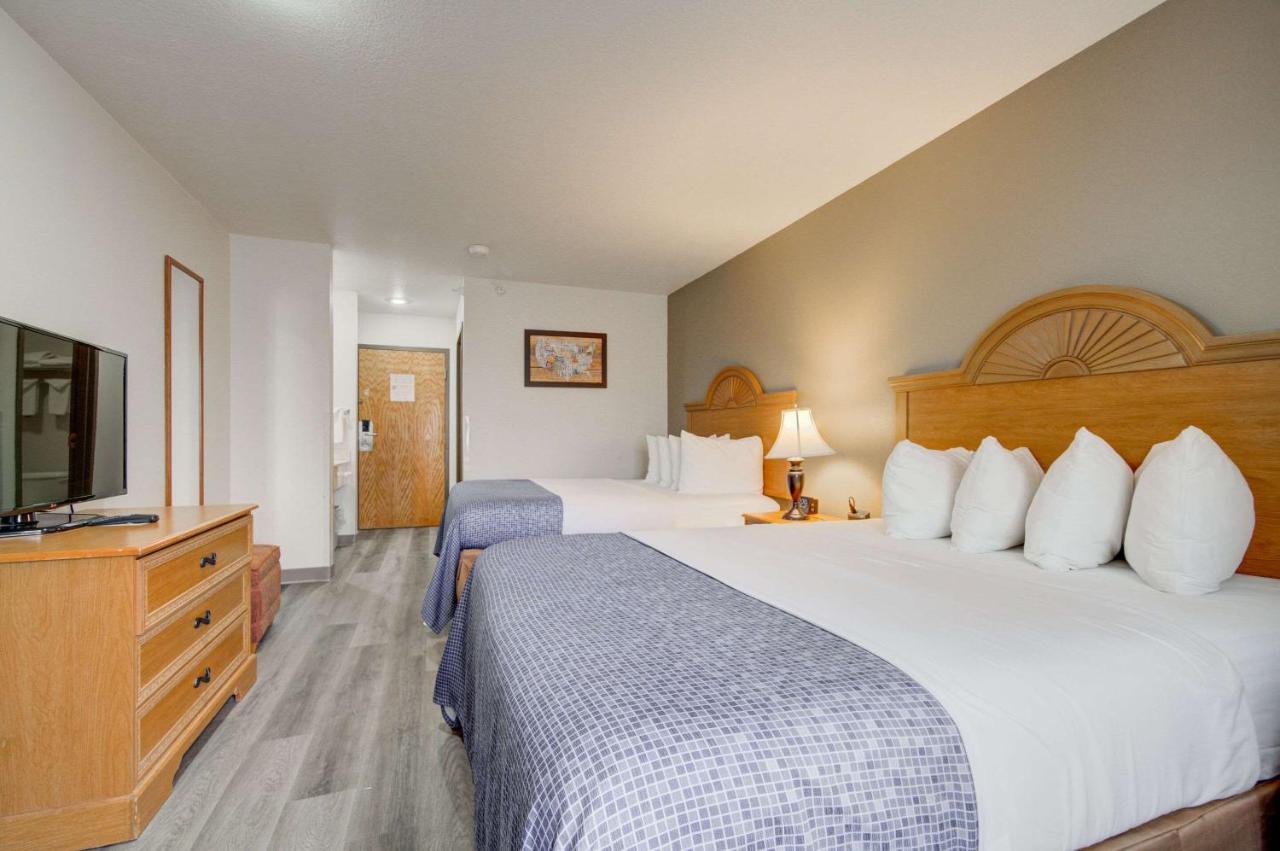 Queen Room Two Queen Beds Pet Friendly Non Smoking,1395243227:JPEG
